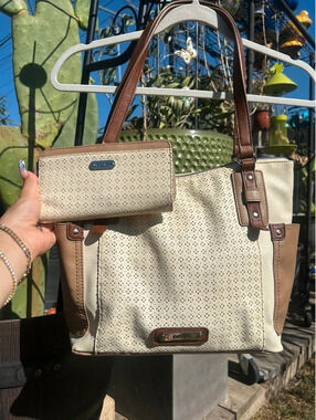 Relic tote with matching wallet cream color